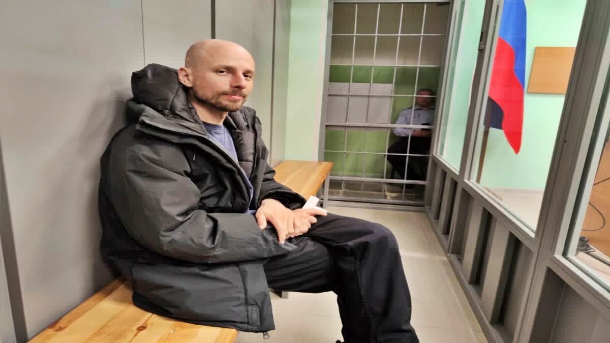 RUSSIAN JOURNALISTS JAILED  RUSSIAN JOURNALISTS ARRESTED  NAVALNY GROUP  മാധ്യമപ്രവർത്തകരെ അറസ്റ്റ് ചെയ്‌തു