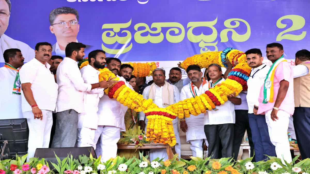 ಯರಗಟ್ಟಿಯಲ್ಲಿ ನಡೆದ ಕಾಂಗ್ರೆಸ್ ಸಮಾವೇಶದಲ್ಲಿ ಸಿಎಂ ಸಿದ್ದರಾಮಯ್ಯರನ್ನು ಬೆಂಬಲಿಗರು ಸನ್ಮಾನಿಸಿದರು.