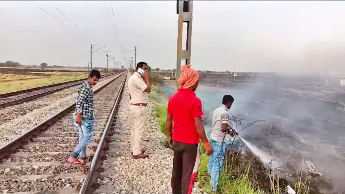 बक्सर में रेलवे ट्रैक किनारे आग