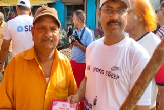 VIDISHA COLLECTOR GIVING ROSES