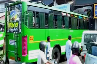 PRIVATE BUS RAMMED INTO SHOP  SHOP NEAR KOZHIKODE RAILWAY STATION  PRIVATE BUS ACCIDENT  ബസ് കടയിലേക്ക് ഇടിച്ചു കയറി