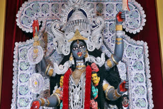 An 18.5-feet-tall Kali idol, carved from a single marble stone, is set to be installed at the Pournamikavu Temple in Thiruvananthapuram, Kerala. The idol, weighing 45-50 tonnes, will be installed alongside 12-ft-tall idols of goddesses Durga and Raja Madhanghi Devi.