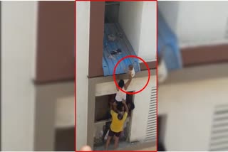 residents-saving-a-child-fell-from-an-apartment-near-aavadi-is-going-viral-on-internet