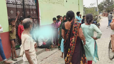 Girlfriend protest outside boyfriend house demanding marriage in Maharajganj