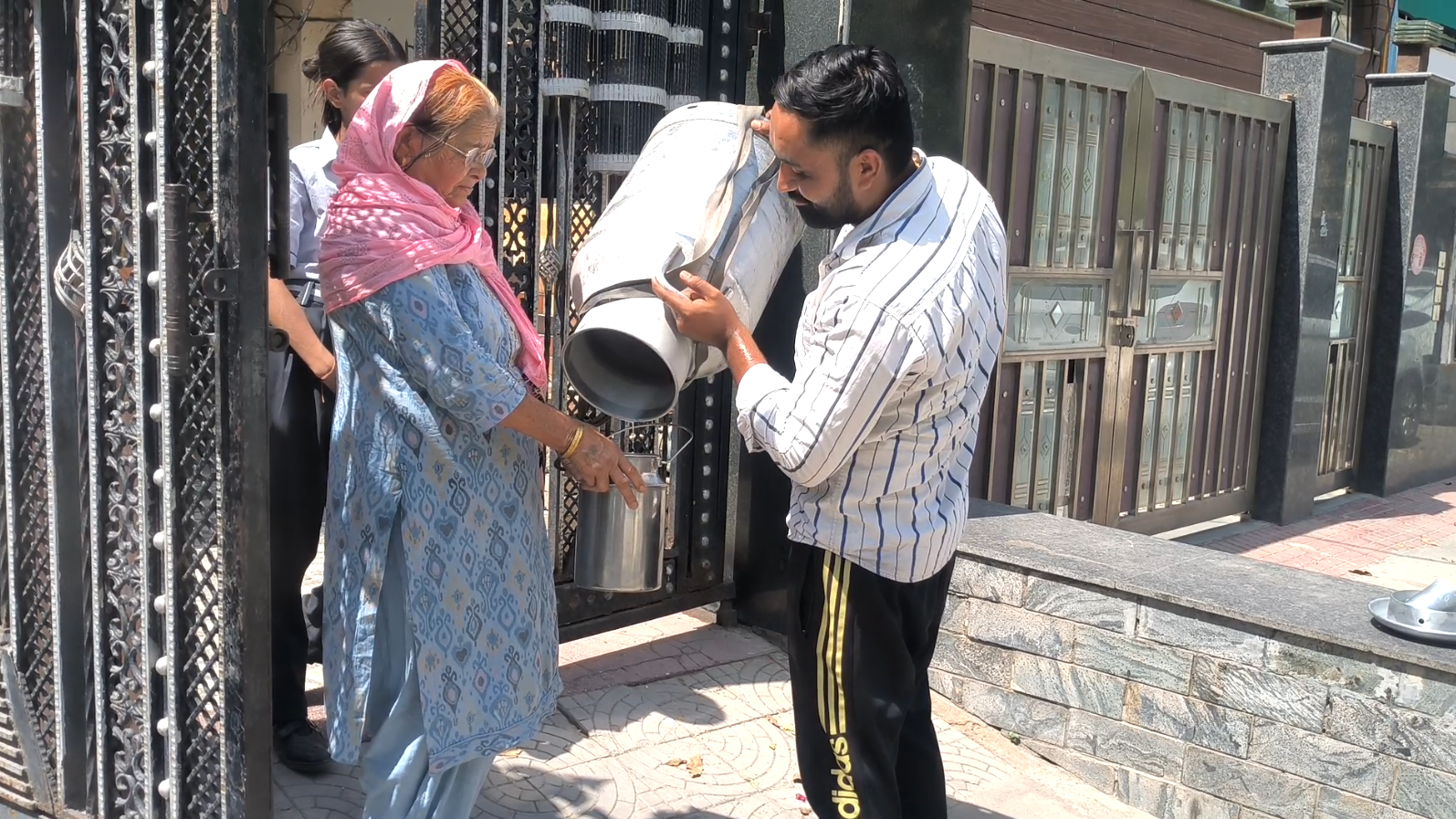 ಆಡಿ ಕಾರಲ್ಲಿ ಮನೆ ಮನೆಗೆ ತೆರಳುವ ಮಿಲ್ಕ್ ಮ್ಯಾನ್, Milk Sell in Audio car
