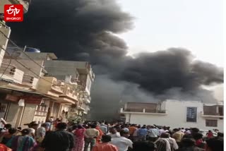 फैजुल्लागंज में स्थित झोपड़ पट्टी में लगी आग.