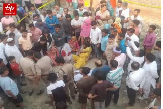 फाइनेंसर का शव मिलने के बाद रोते बिलखते परिजन.