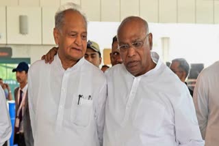 Congress president Mallikarjun Kharge with senior leader Ashok Gehlot after the former's arrival in Jaipur for 'Save the Constitution' rally on Monday.