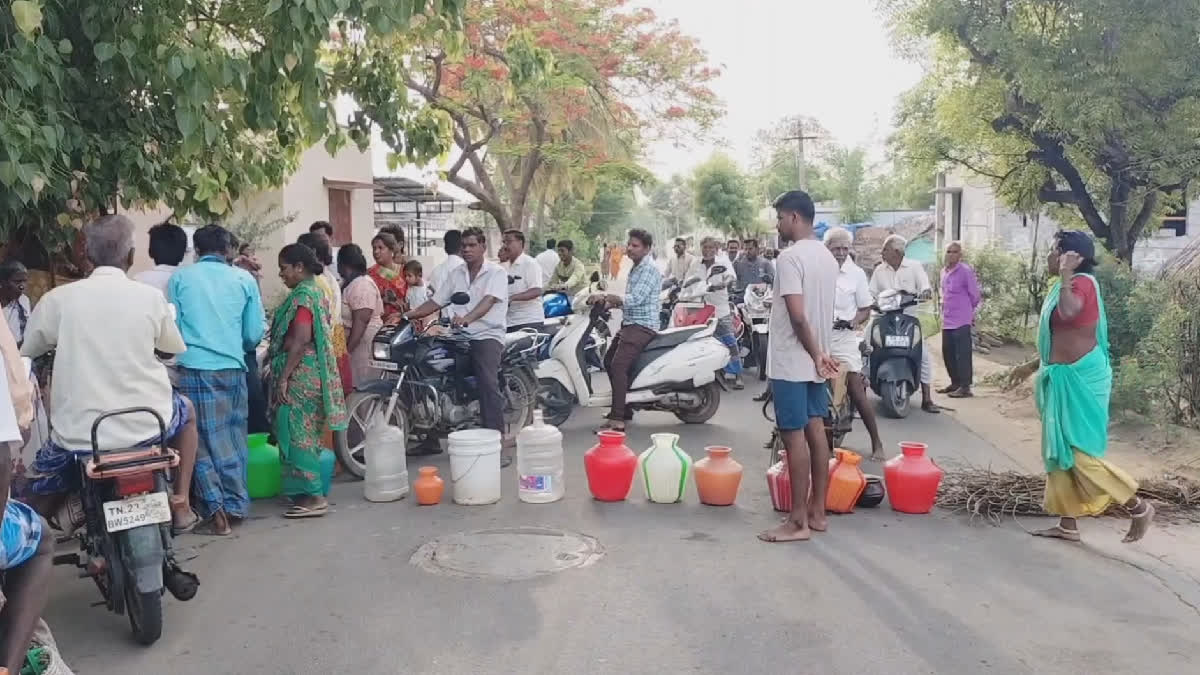 மக்கள் காலி குடங்களுடன் சாலை மறியலில் ஈடுபட்டுள்ள புகைப்படம்