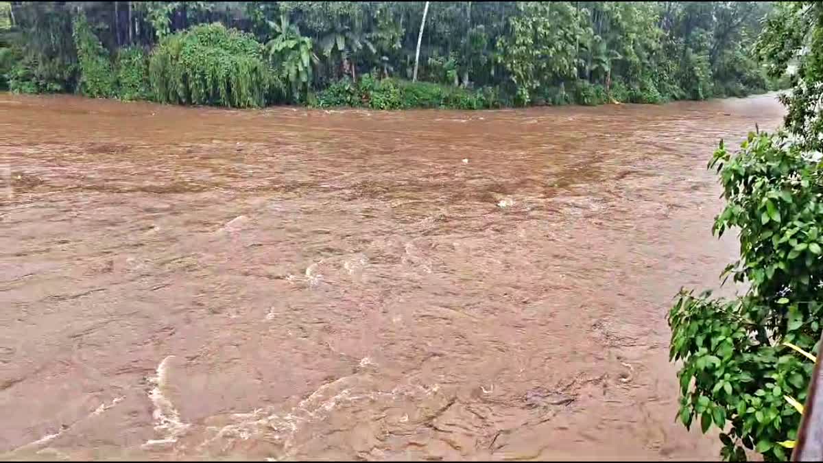 LANDSLIDE IN ERATTUPETTA  RAIN ALERT IN KOTTAYAM  കോട്ടയത്ത് ശക്തമായ മഴ  ഈരാറ്റുപേട്ടയിൽ മണ്ണിടിച്ചിൽ