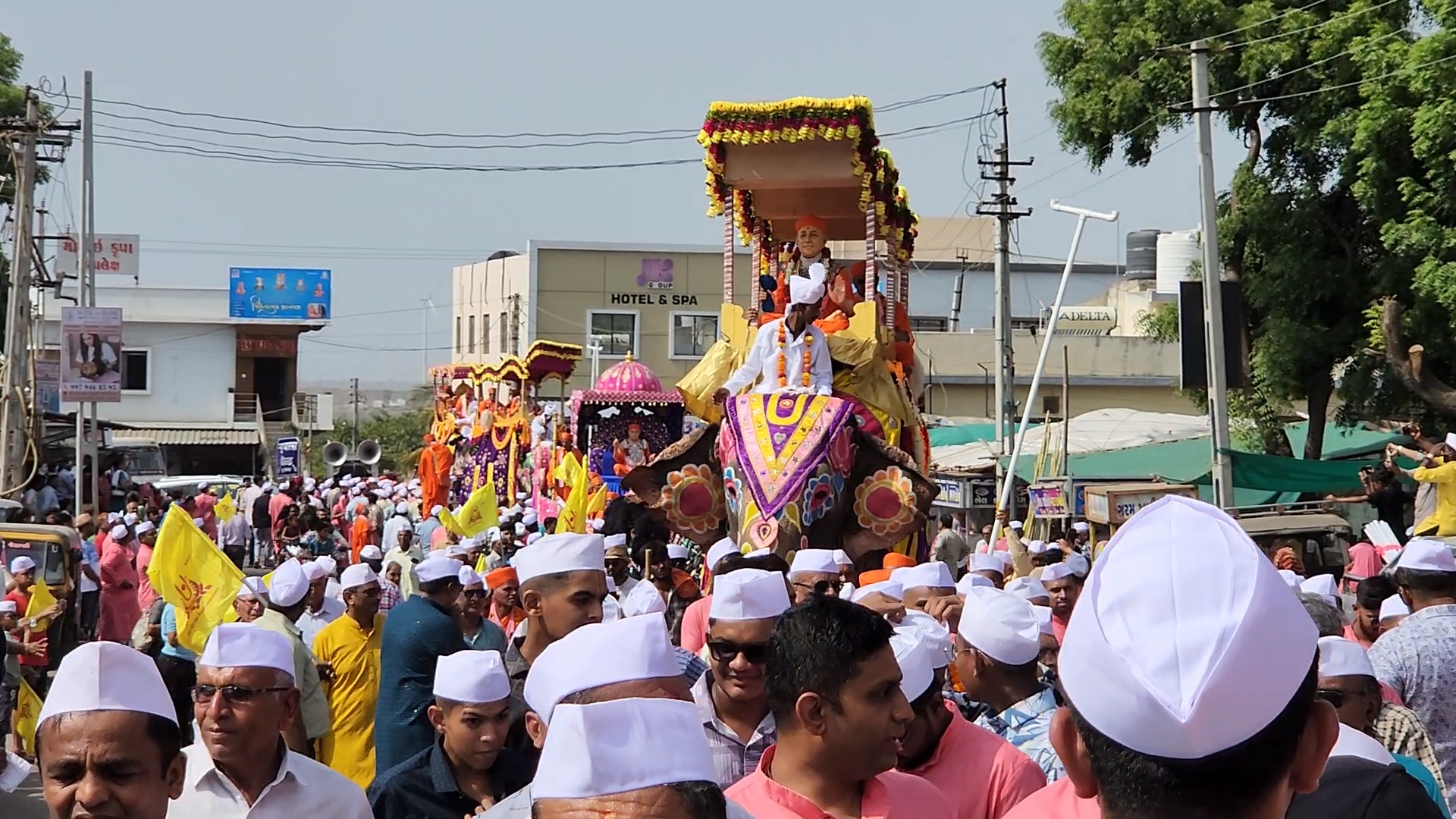 શોભાયાત્રામાં દેશ વિદેશમાંથી મોટી સંખ્યામાં હરિભક્તો જોડાયા