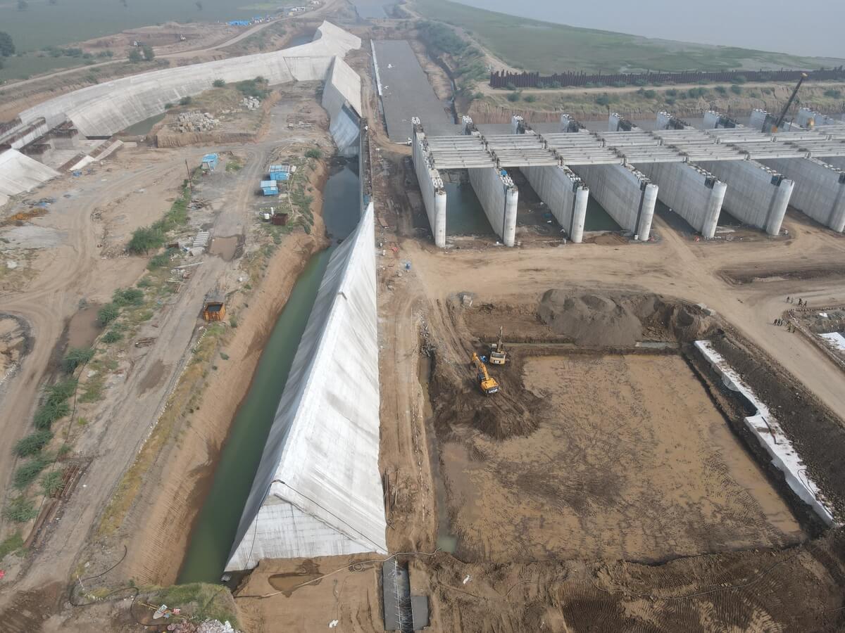 પ્રોટેક્શન વોલનું નિર્માણ