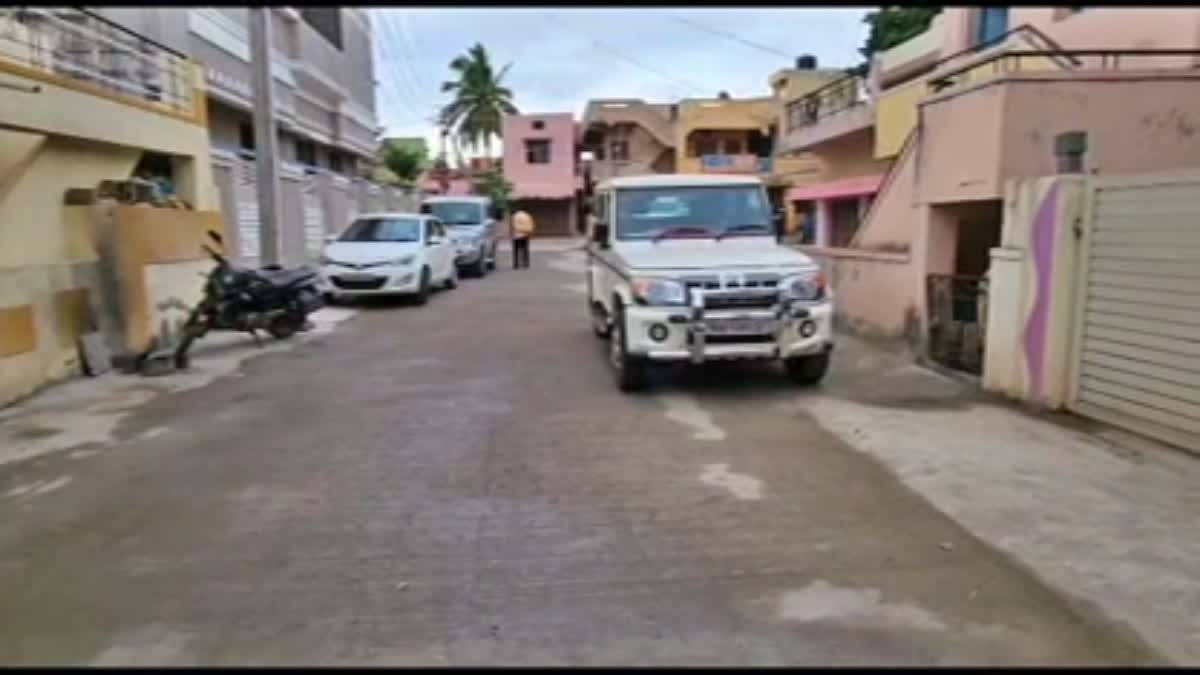 ಅಧಿಕಾರಿಗಳ ಮನೆ ಮೇಲೆ ಲೋಕಾಯುಕ್ತ ದಾಳಿ