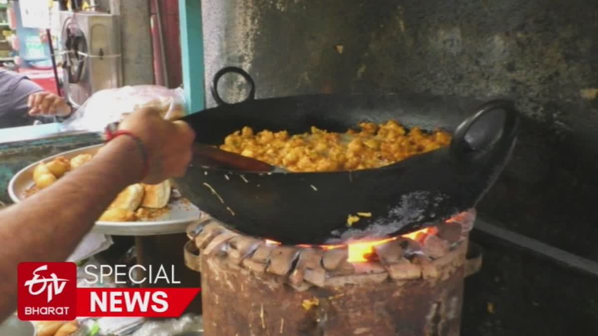 Kutch News : ચોમાસામાં ફેવરિટ ડિશ યાદ કરતાં હો તો ભુજના સગડી ભજીયાં ખાવા જેવા ખરાં, સ્વાદ ભૂલી નહીં શકો