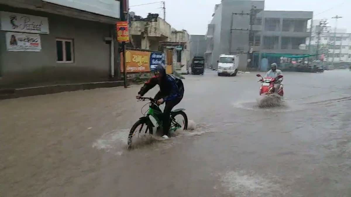 Junagadh Rain : જૂનાગઢમાં ચોમાસાનો પ્રથમ વરસાદ ધોધમાર, રસ્તાઓ પર ભરાયા પાણી