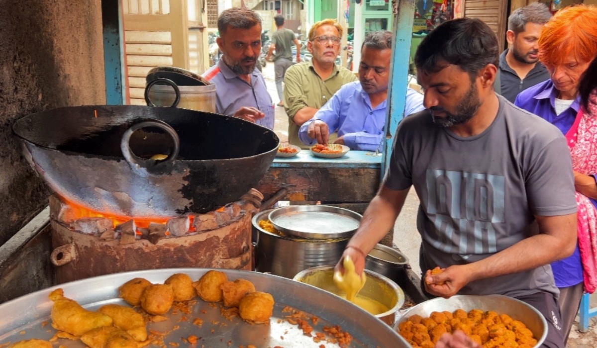 ભજીયા લેવા લાઇનો લાગે