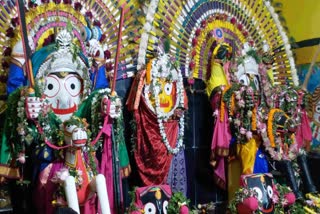 devotee offers prayer at adapa mandap