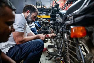 Etv Bharatrahul-gandhi-reached-garage-of-karol-bagh-and-learned-to-fix-bike-from-mechanic