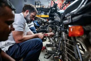 گیراج میں موٹر سائیکل کی مرمت کرتے نظر آئے راہل گاندھی