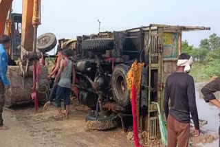 Mini truck overturned in Buhara river near Datia, 12 people died