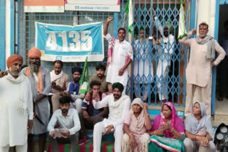 In Ferozepur, farmers organized a dharna outside the bank