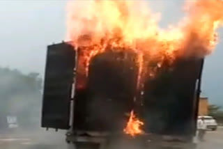 THREE TRUCKS COLLIDED IN JAIPUR RAJASTHAN AND TRUCK CAUGHT FIRE AND TWO PEOPLE WERE BURNT ALIVE