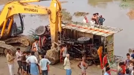 Datia Accident News  Mini Truck Overturned in buhara riverട  Mini Truck Overturned in buhara river in datia  മിനി ട്രക്ക് നദിയിലേക്ക് മറിഞ്ഞു  മധ്യപ്രദേശിൽ ട്രക്ക് മറിഞ്ഞു  ട്രക്ക് അപകടം  മധ്യപ്രദേശില്‍ മിനി ട്രക്ക് നദിയിലേക്ക് മറിഞ്ഞു  മിനി ട്രക്ക് നദിയിലേക്ക് മറിഞ്ഞ് 12 മരണം  മിനി ട്രക്ക് നദിയിലേക്ക് മറിഞ്ഞ് അപകടം