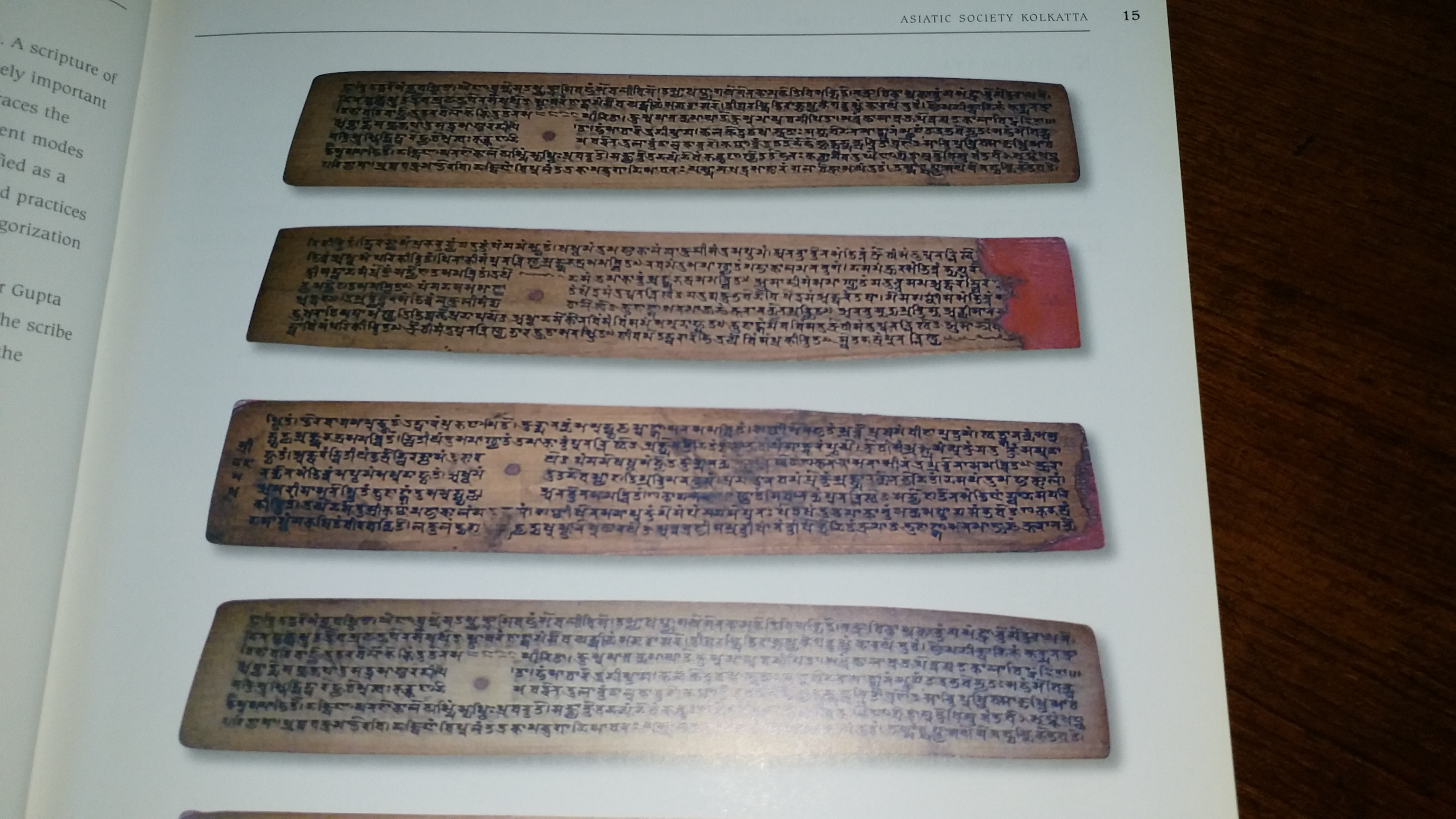 पुस्कालय में मौजूद  सैकड़ों साल पुरानी पांडुलिपियां