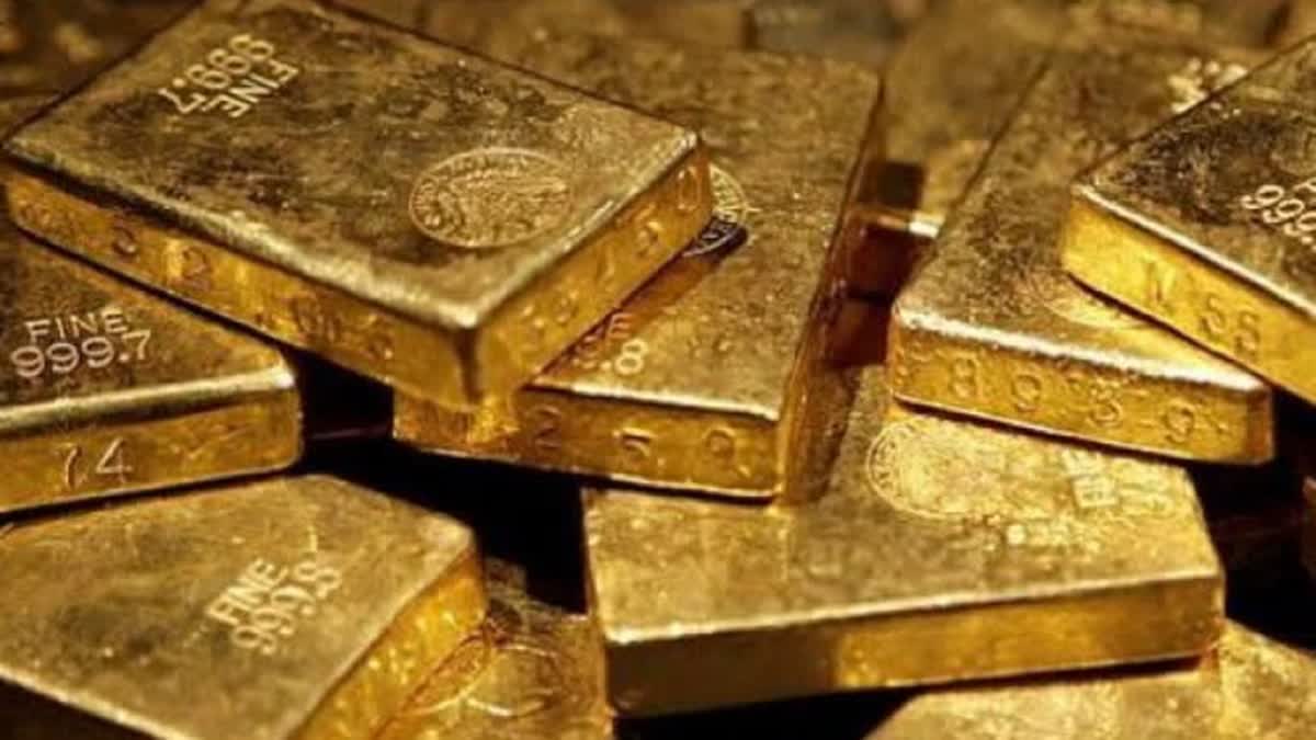 GOLD SMUGGLING IN JAIPUR  ജയ്‌പൂരിൽ സ്വർണം പിടികൂടി  GOLD SMUGGLING ARREST IN JAIPUR  കൊല്‍ക്കത്തയില്‍ സ്വര്‍ണക്കടത്ത്