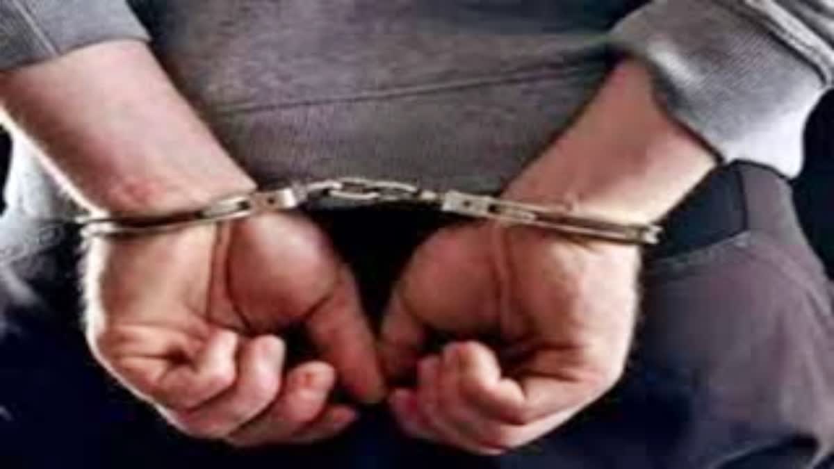 पटना में शिक्षक गिरफ्तार