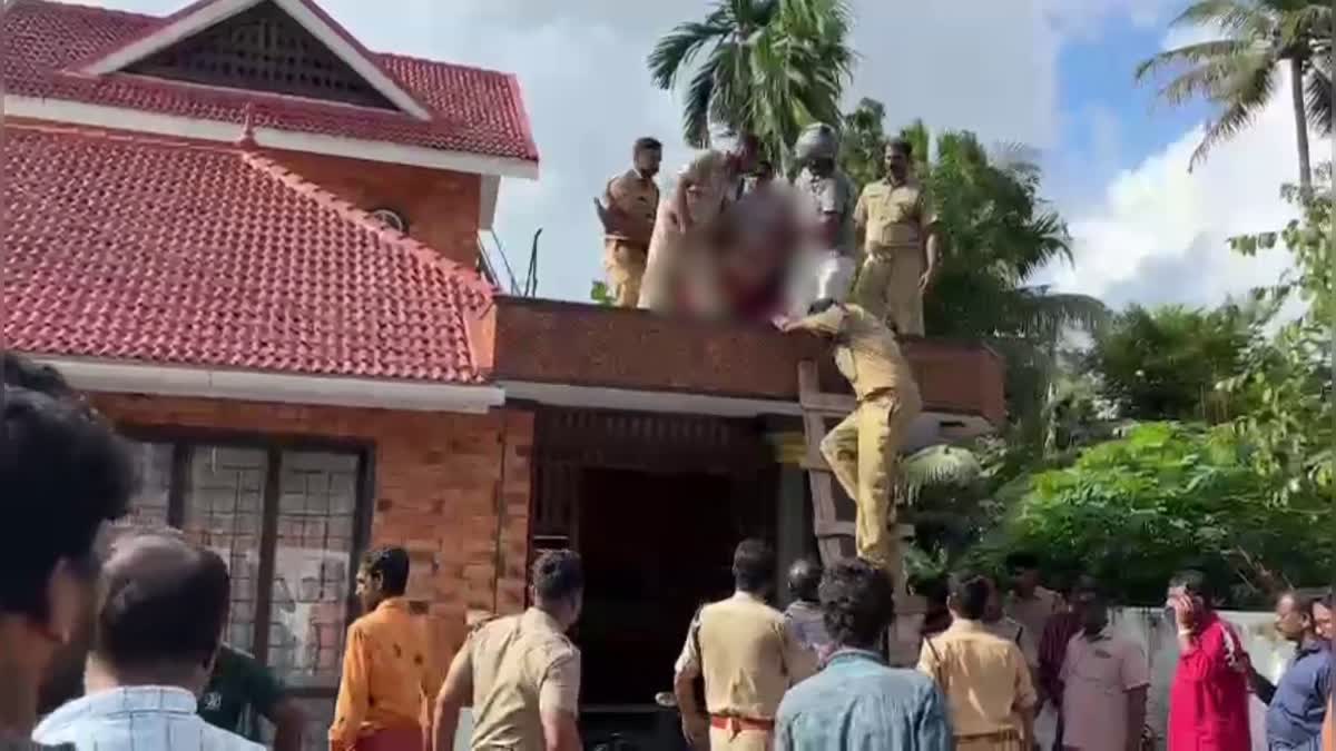 CONCRETE ROOF COLLAPSE IN ALAPPUZHA  മേൽക്കൂര ഇളകിവീണു  മേൽക്കൂര തകർന്നു വീണ് മരിച്ചു  ALAPPUZHA BUILDING ROOF COLLAPSE