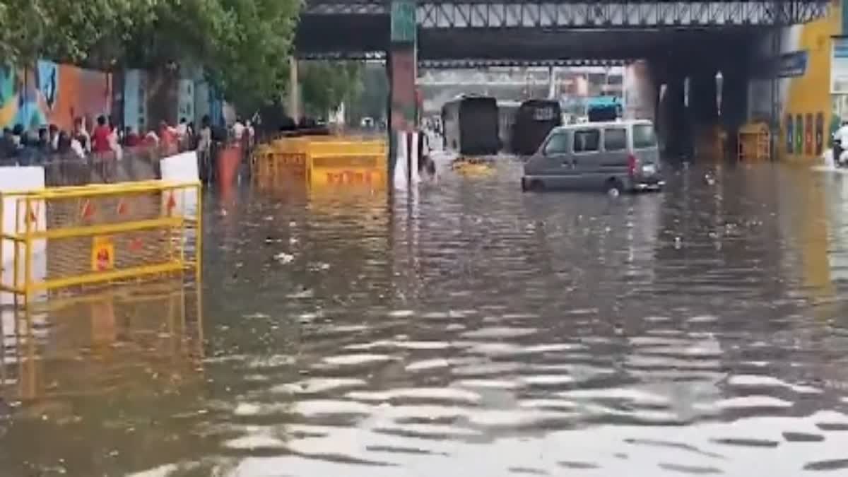 बारिश से बेहाल हुई दिल्ली