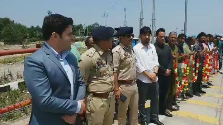 The first batch of Amarnath pilgrims entered the Kashmir valley