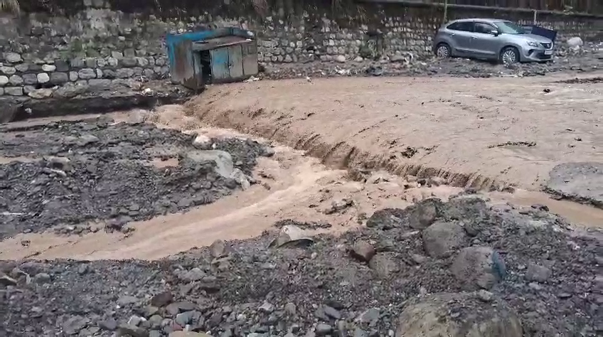 Vehicles stuck in the rainy river in Rishikesh