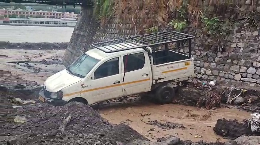 Vehicle stuck in debris in Rishikesh