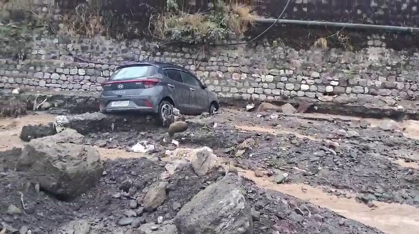 Many vehicles were parked on the river bank in Rishikesh