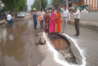 Potholes on roads in Burhanpur