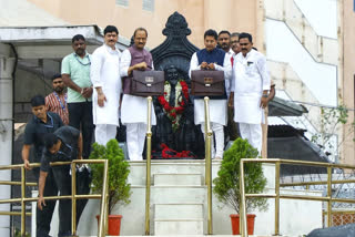 ಬಜೆಟ್​ ಪ್ರತಿಯೊಂದಿಗೆ ಮಹಾರಾಷ್ಟ್ರ ಉಪಮುಖ್ಯಮಂತ್ರಿ ಅಜಿತ್ ಪವಾರ್