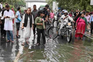 जलभराव को लेकर मेयर शैली ऑबराय ने अधिकारियों के साथ की बैठक