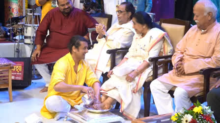 Sonu Nigam Washes Feet of Legendary Singer Asha Bhosle