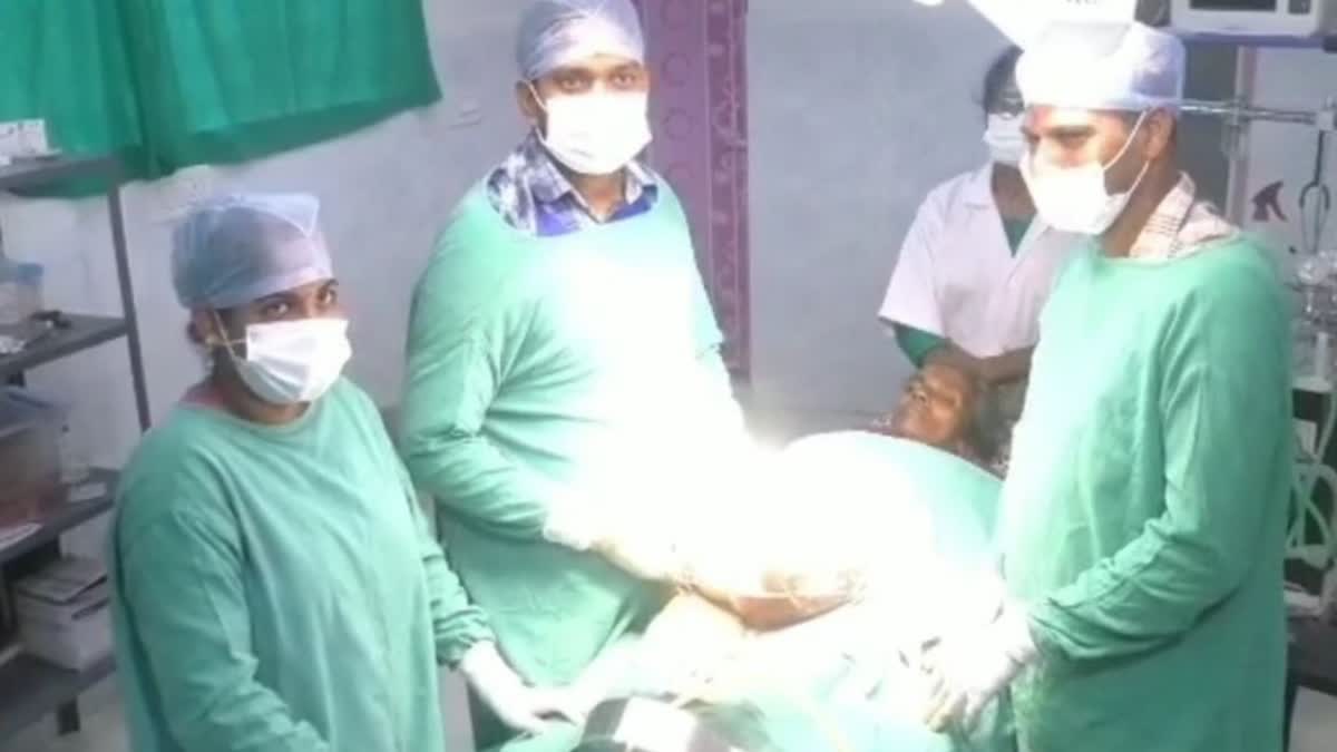 doctors remove tumour from womans stomach