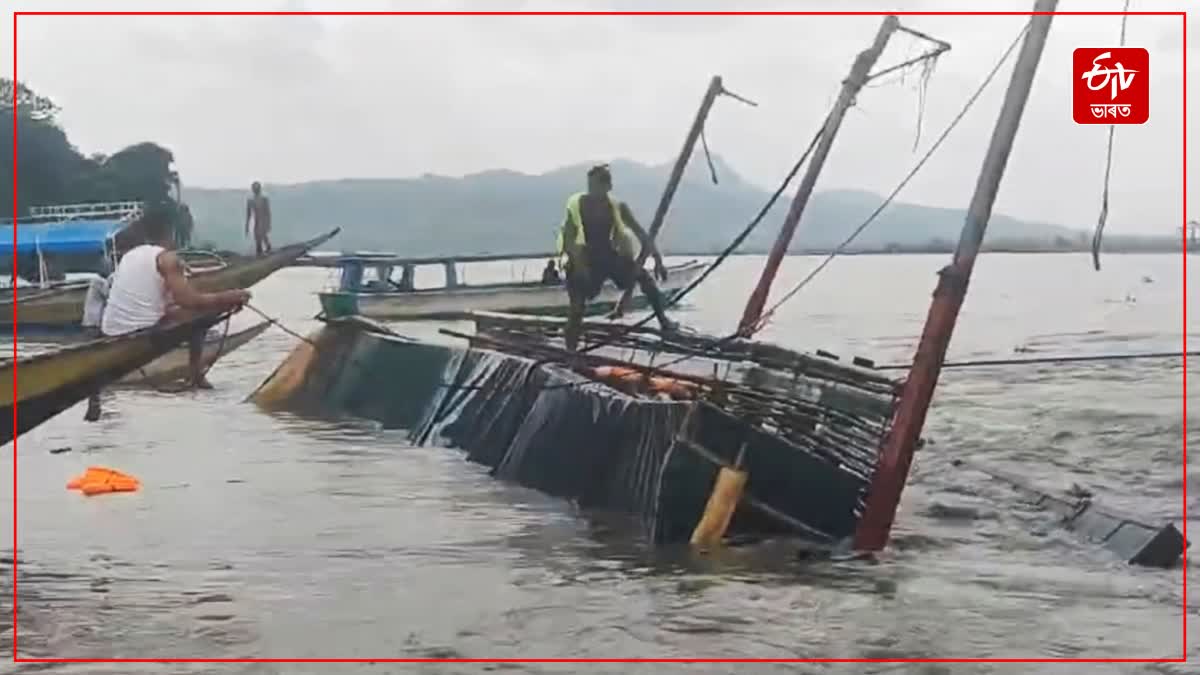 Boat capsizes in Philippines