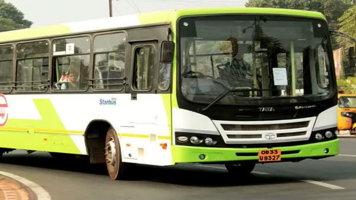 Woman as a first passenger from boarding bus  Odisha state commission for Women order  Odisha state commission for Women  odisha  odisha private bus issue  odisha private bus gender issue  state commission for Women order  odisha private bus passengers gender issue  വനിത കമ്മിഷൻ  ഒഡിഷ വനിത കമ്മിഷൻ  ഒഡിഷ വനിത കമ്മിഷൻ ഉത്തരവ്  ഒഡിഷ പ്രൈവറ്റ് ബസ്  ഒഡിഷ വനിത കമ്മിഷൻ  പ്രൈവറ്റ് ബസിൽ സ്‌ത്രീകൾ ആദ്യ യാത്രക്കാർ  ഒഡിഷ പ്രൈവറ്റ് ബസ് സ്‌ത്രീകൾ  ഒഡിഷ  ഒഡിഷ ഭുബനേശ്വർ