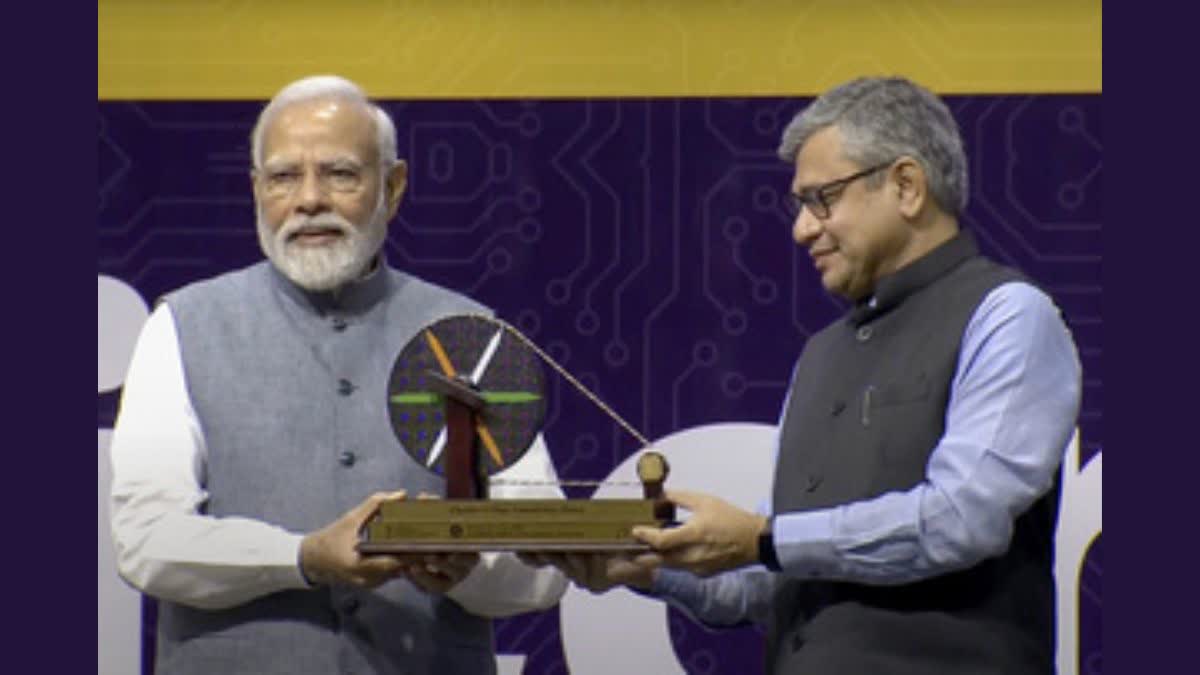 PM Modi and Minister Ashwini Vaishnav