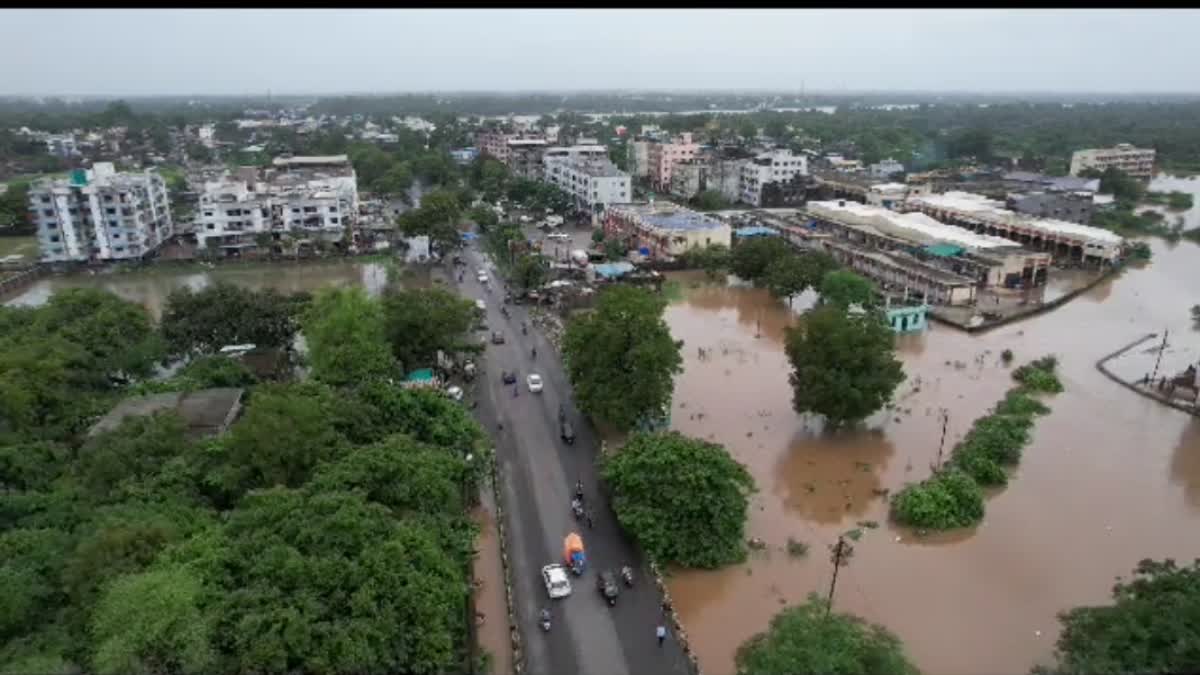 નવસારીમાં મેધરાજાનું રૌદ્ર સ્વરૂપ, 12 ઇંચ વરસાદ બાદ 2500 લોકોનું કરાયું સ્થળાંતર