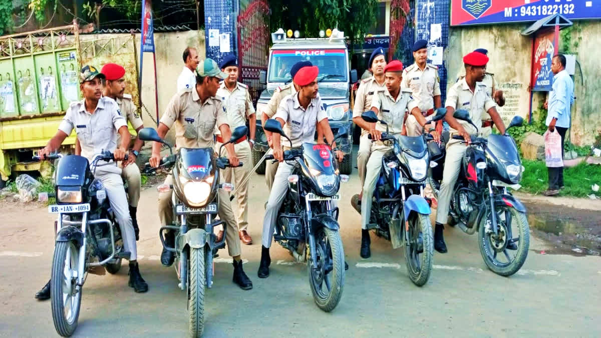 पुलिस ने निकाला फ्लैग मार्च.