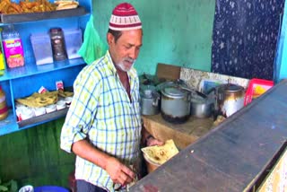 Naseem Ahmad, a 71-year-old native of Uttarakhand, serves tea at his simple roadside stall situated near the police station in the Dras town of Kargil. However, he is not an ordinary tea seller but an unsung hero of the 1999 Kargil war.