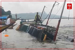 Boat capsizes in Philippines