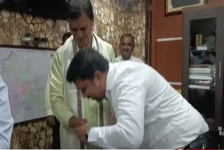 ias-officer-a-dodde-took-blessings-by-touching-feet-of-peon-in-palamu