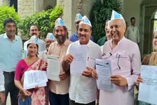 AAP leaders displayed documents.